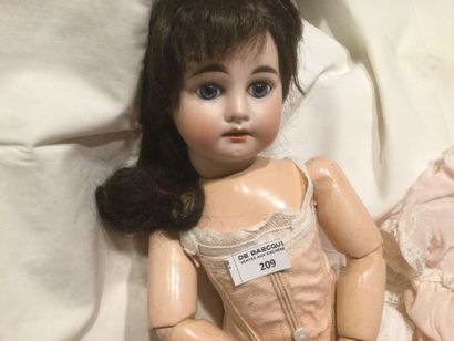 Jolie poupée tête biscuit marquée en creux...