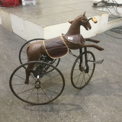 Cheval tricycle, bois et métal, 2 poignées...