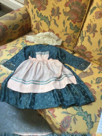 Robe de fillette en soie fleuri bleus, ornements...