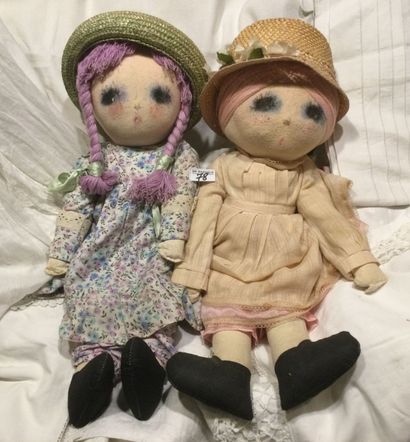 Lot de deux poupées Marie d'O en tissu bourré...