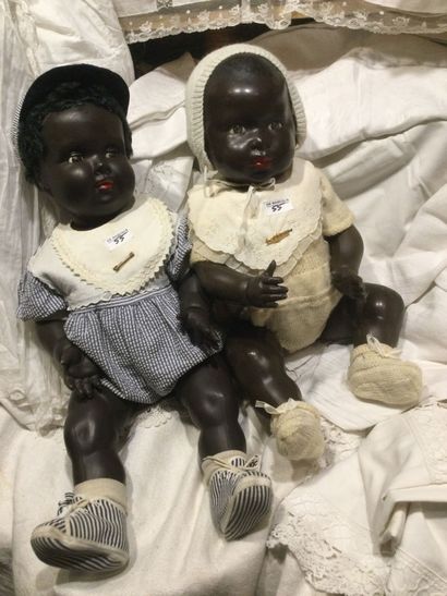 Deux grands baigneurs celluloïd noir habillés...