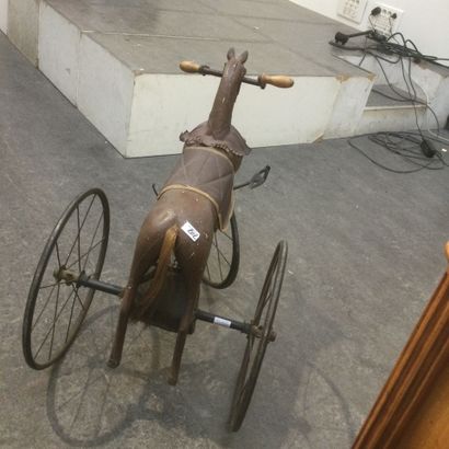 Cheval tricycle, bois et métal, 2 poignées...