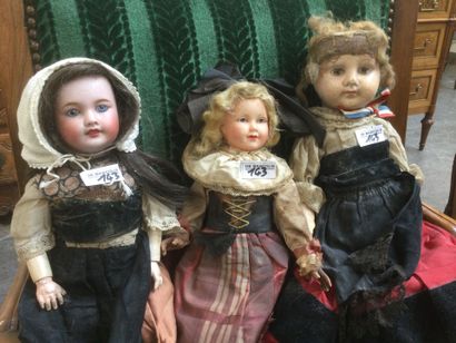 Lot de 3 poupées,
-poupée tête biscuit châtain...