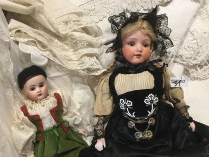 Lot de deux poupées tête biscuit, 
-« Armand...