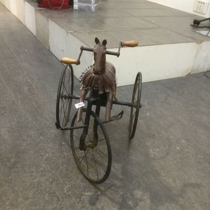 Cheval tricycle, bois et métal, 2 poignées...