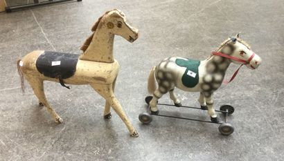 Lot de 2 chevaux,
-1 bois, restant de crinière,...
