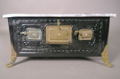 Fourneau de poupée en métal peint noir, dessus...