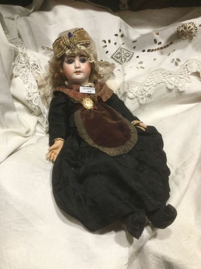 Jolie poupée tête biscuit marquée en creux...