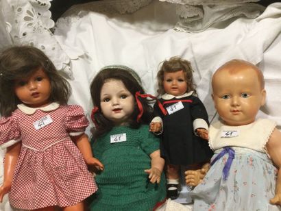 Lot de quatre poupées :
- Bébé caractère...