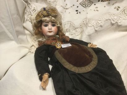 Jolie poupée tête biscuit marquée en creux...