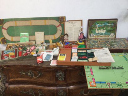 Lot d'une dizaine de jeux de société :
-le...