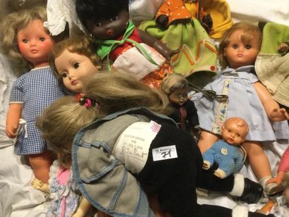 Lot de 15 poupées divers matériaux : plastique...