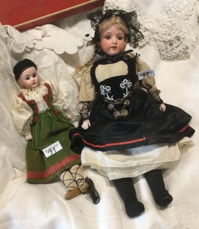 Lot de deux poupées tête biscuit, 
-« Armand...