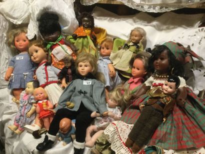 Lot de 15 poupées divers matériaux : plastique...