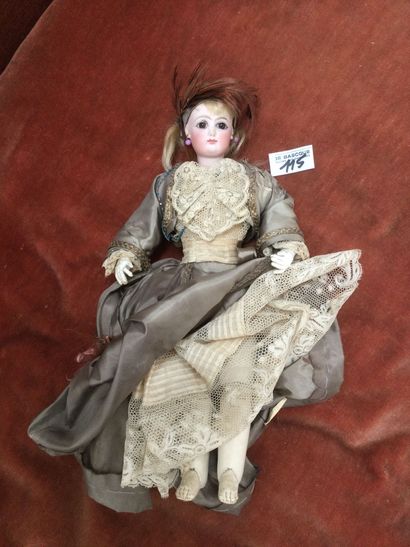 Belle poupée parisienne tête biscuit numérotée...