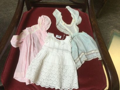 Lot de 3 vêtements de poupées, 1 robe rose...