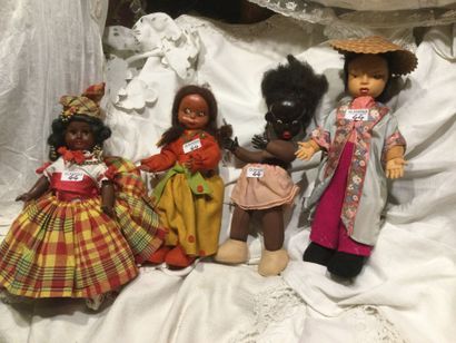 Urika, trois poupées rhodoïd, habillées :
-Bambouli,...