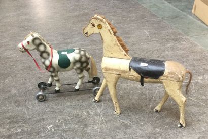 Lot de 2 chevaux,
-1 bois, restant de crinière,...
