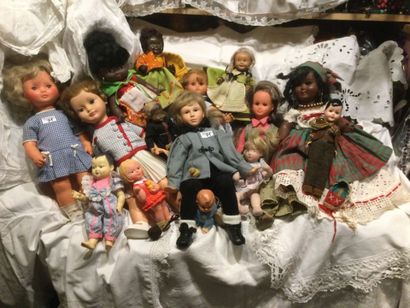 Lot de 15 poupées divers matériaux : plastique...