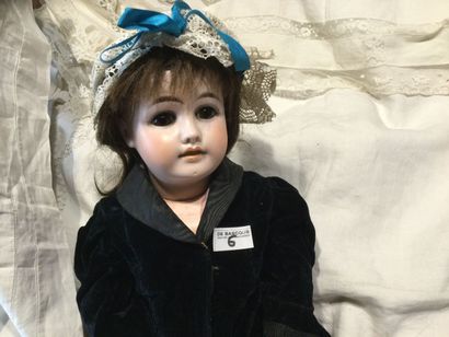 « 1902 4. » poupée tête biscuit, yeux émail...
