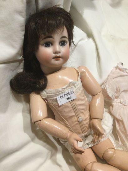 Jolie poupée tête biscuit marquée en creux...