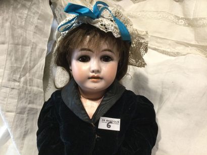 « 1902 4. » poupée tête biscuit, yeux émail...