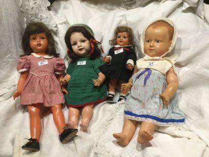 Lot de quatre poupées :
- Bébé caractère...