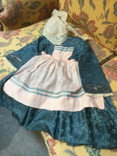 Robe de fillette en soie fleuri bleus, ornements...