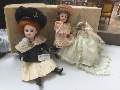 Lot de trois petites poupées, tête biscuit,...