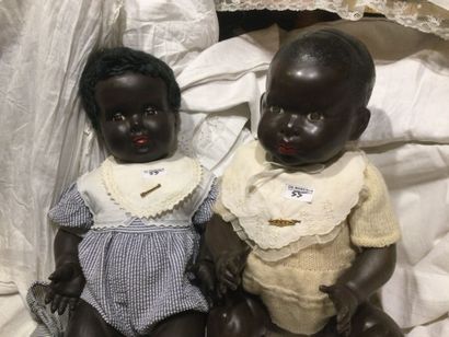 Deux grands baigneurs celluloïd noir habillés...