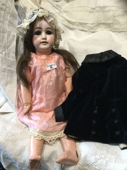 « 1902 4. » poupée tête biscuit, yeux émail...