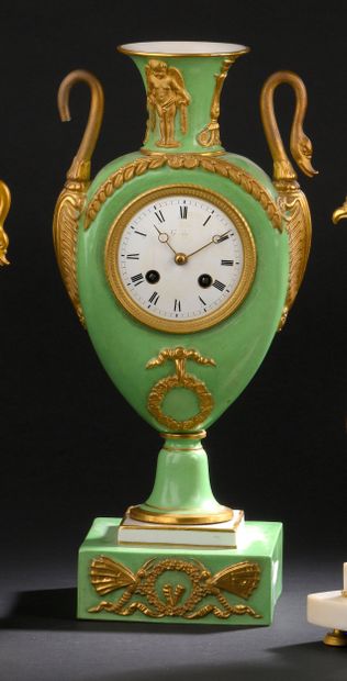 PENDULE VASE on a square green porcelain...