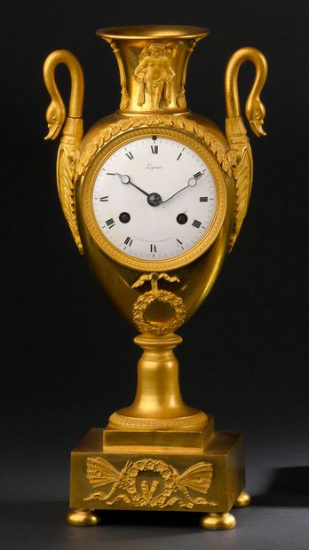 PENDULE VASE in matte and polished gilt bronze...
