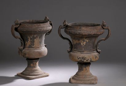 PAIR OF LARGE Médicis-shaped cast-iron garden...