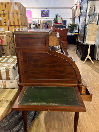 IMPORTANT CYLINDER DESKTOP in mahogany opening...