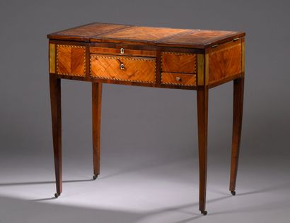 COIFFEUSE in mahogany veneer on all sides,...