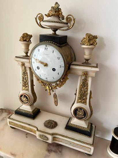 PORTICAL HANGER in white and black marble,...