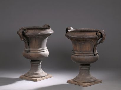 PAIR OF LARGE Médicis-shaped cast-iron garden...