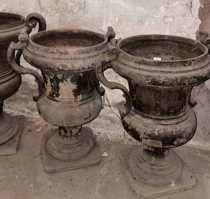 PAIR OF LARGE Médicis-shaped cast-iron garden...