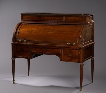 IMPORTANT CYLINDER DESKTOP in mahogany opening...