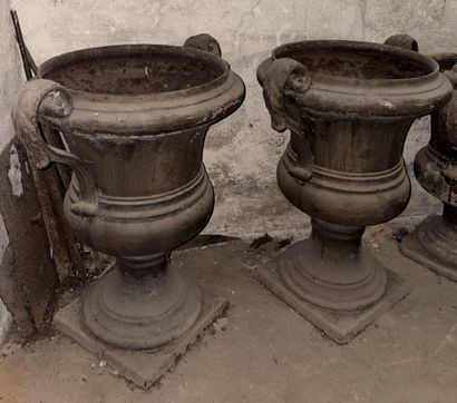 PAIR OF LARGE Médicis-shaped cast-iron garden...