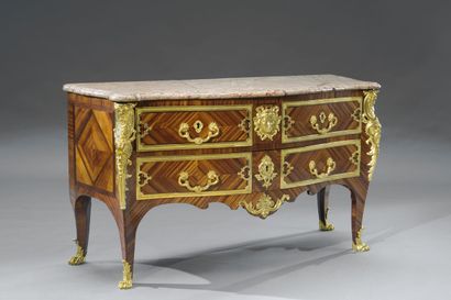 Herringbone-veneered satinwood chest of drawers...