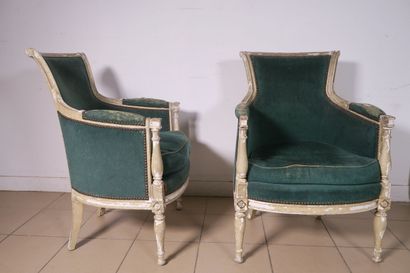 Deux bergères en bois mouluré et laqué gris...