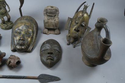 Réunion de masques et objets africains comprenant...