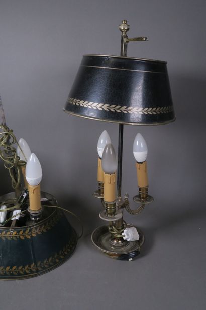 Réunion de trois lampes bouillotte en métal...