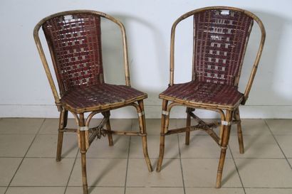Deux fauteuils en rotin tressé portant une...