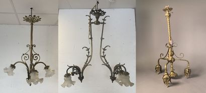 Réunion de trois lustres en bronze à trois...