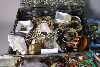 Ensemble de bijoux fantaisie comprenant :...