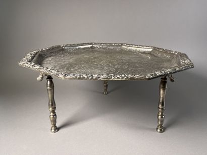 Plateau en bronze argenté formant table à...