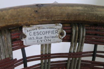 Deux fauteuils en rotin tressé portant une...